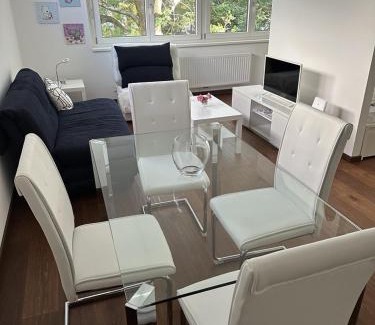 Liesing Apartment | Vienna Urban Oasis