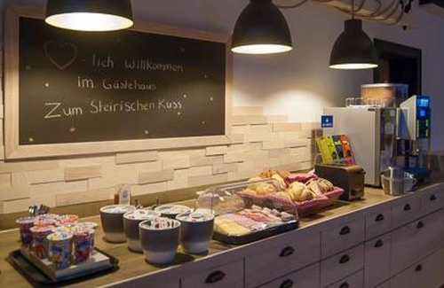 Aich Cottage | Vierbettzimmer mit Dusche, WC - Gästehaus Zum Steirischen Kuss