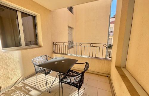 Le Suquet Apartment | Vieux Port Two Bedroom Apartment A11