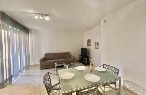 Le Suquet Apartment | Vieux Port Two Bedroom Apartment A11