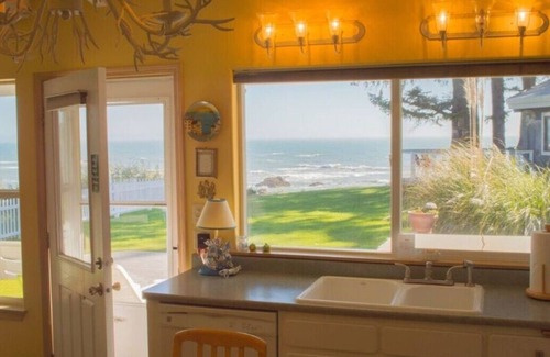 Harbor House | VIEW! BEACH! HOT TUB! FIREPLACE! REPEAT!