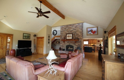 Redlands House | Views and Privacy & on the Tour of Moon Bike Loop!
