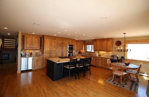 Redlands House | Views and Privacy & on the Tour of Moon Bike Loop!