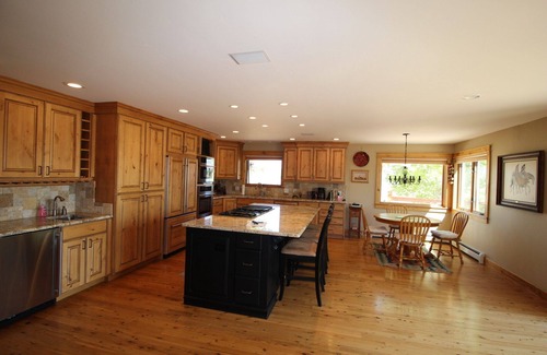 Redlands House | Views and Privacy & on the Tour of Moon Bike Loop!