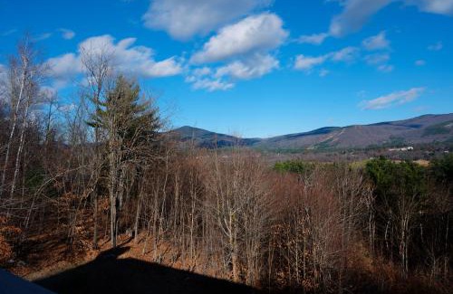 Birch Hill Ski Chalet | VIEWS, Hot Tub, Sauna, Theatre