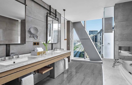 Yuhang District Hotel | Vignette Collection Hangzhou Huaxia Center Hotel by IHG
