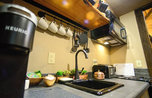 Guilford Ski Chalet | Vikings Villages Resort - Double Bed Room