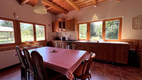 Marga Villa | Vila ATX - Cabană Alpina din Lemn în Inima Naturii Relaxare în Natură Liniște, Râu, Foișor și Spațiu pentru Joacă