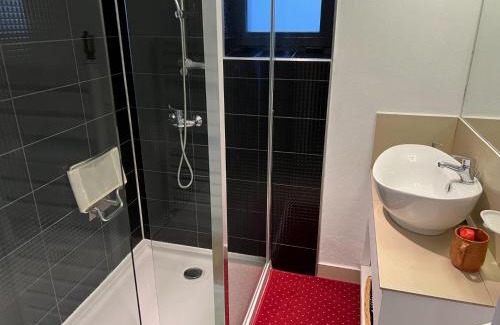 Colibita House | Vila Franceză - Cazare cu jacuzzi pe malul lacului Colibița