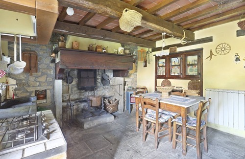 Castiglione di Garfagnana Villa | Villa Il Colle, Immersa Nella Natura e nel Silenzio