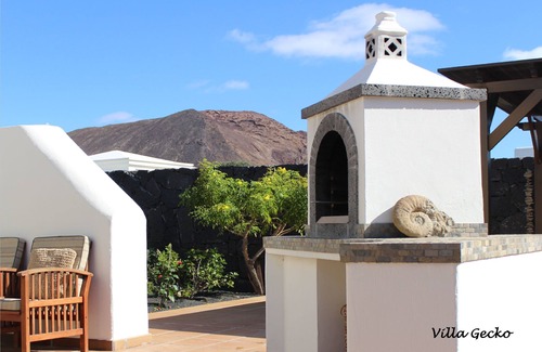 Montana Roja Villa | Villa 100% privacy. Big hot tube, pool 29°C, Wi-Fi, smartTV 2 sat. Playa Blanca.