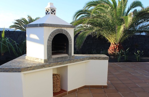 Montana Roja Villa | Villa 100% privacy. Big hot tube, pool 29°C, Wi-Fi, smartTV 2 sat. Playa Blanca.