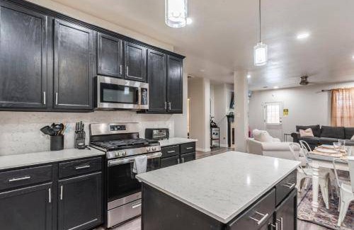 Pflugerville Villa | Villa ∙ 5 bedrooms ∙ 12 guests
