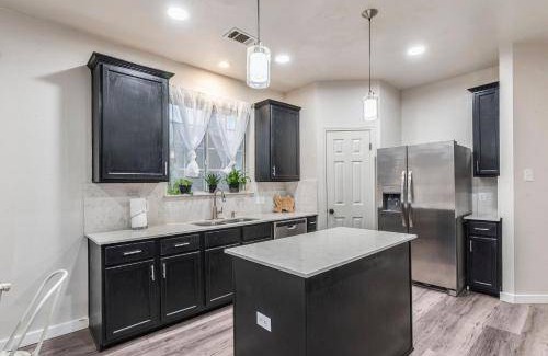 Pflugerville Villa | Villa ∙ 5 bedrooms ∙ 12 guests