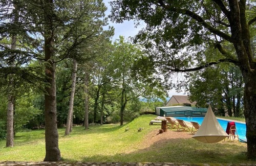 Givry House | Villa above vineyards with swimming pool