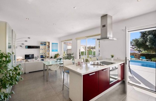 Binisafua Villa | Villa Abril - modern villa only 400 mts from beach