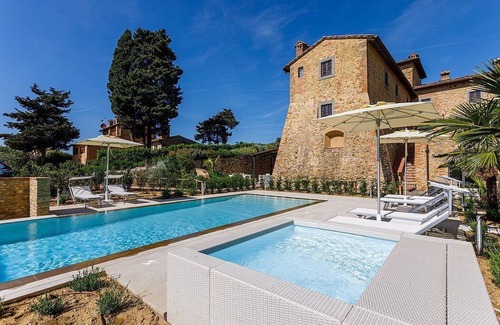 Tavarnelle Val di Pesa Apartment | Villa Albizia: A characteristic and welcoming four-story apartment that is part of a villa surrounded by the greenery, with Free WI-FI.