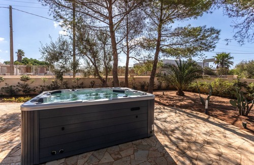 Torre San Giovanni Villa | Villa Alba in Torre San Giovanni with Jacuzzi, by Apulia home