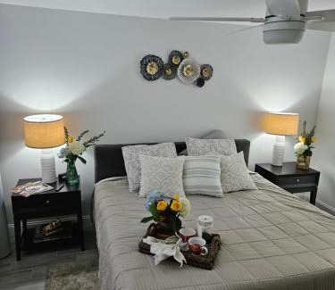 North Naples Apartment | Villa Amalfi -Golf Clubs -Deluxe Sleep-Smart TVs-2 Pools-Pets-Beach-WiFi