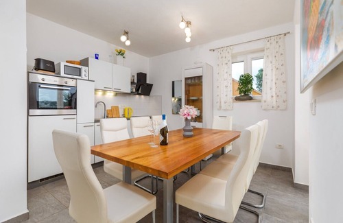 Susnjici Villa | Villa Amalija, a holiday home with a heated pool