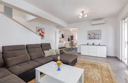 Susnjici Villa | Villa Amalija, a holiday home with a heated pool