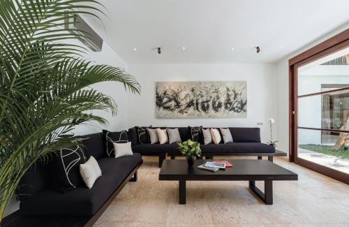 Petitenget Villa | Villa Amara Pradi - 550m to Petitenget Beach