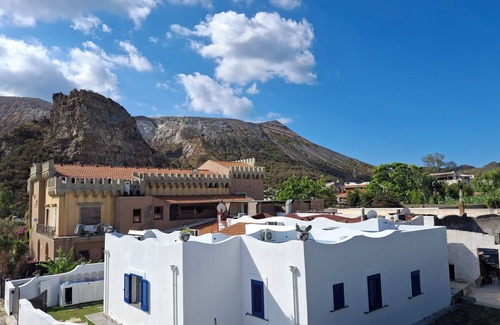 Vulcano Porto Villa | Villa Anna " the mulberries", facing the sea, opposite the spa, central