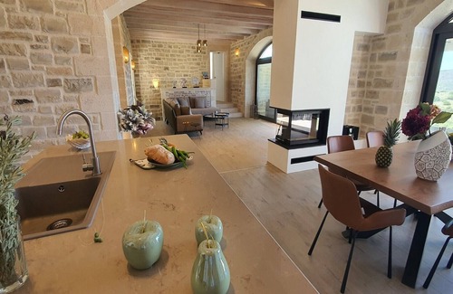 Monopari Villa | Villa Aphrodite, beautiful views, heated infinity pool, privacy!