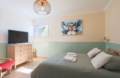 Plestin-les-Greves Villa | Villa 'Avec Jacuzzi, Hammam Et Sauna' with Sea View, Shared Terrace and Wi-Fi