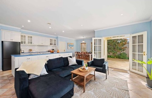 Torquay House | Villa Avisa: 3 minute walk to White's Beach