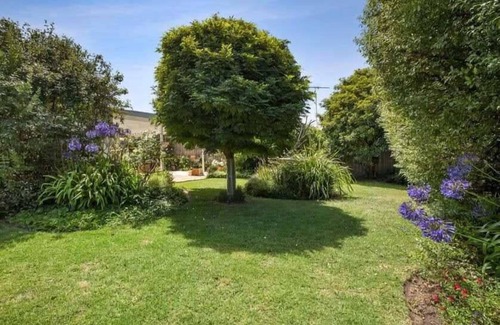 Torquay House | Villa Avisa: 3 minute walk to White's Beach