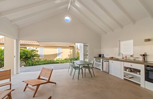 Koralengebied Villa | Villa Awa – Modern Vacation Villa with Shared Pool & Private Terrace