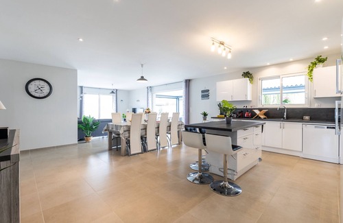 Ares Villa | Villa "Bassin d'Arcachon" with Private Pool, Private Terraces and Wi-Fi