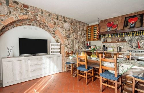 Monsummano Terme Villa | Villa 'Bella Toscana Relax' with Mountain View, Wi-Fi and Air Conditioning