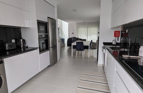 Pataias Villa | Villa Besugo - Holiday Villa with Private Heated Pool By SCH