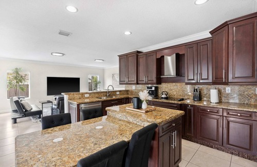 Country Walk Villa | Villa Blanca ~ Mega Home w Games, BBQ, and more!