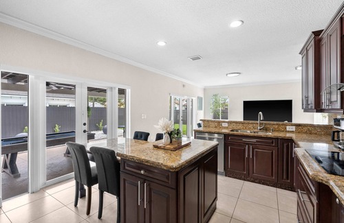 Country Walk Villa | Villa Blanca ~ Mega Home w Games, BBQ, and more!