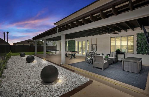 Country Walk Villa | Villa Blanca ~ Mega Home w Games, BBQ, and more!