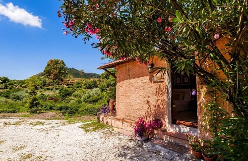 Viagrande Apartment | Villa Bonaccorso - Il Casotto Bouganville