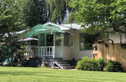 Robson House | Villa Britton, Experience Apres Ski, unique fun & comfortable home.