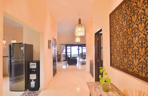 Dencarik Villa | Villa Bundar: fabulous beachfront villa with pool and with staff!