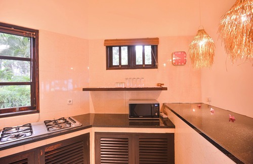Dencarik Villa | Villa Bundar: fabulous beachfront villa with pool and with staff!