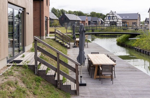 Wolphaartsdijk Villa | Villa by Lake Veere with Sauna and Terrace