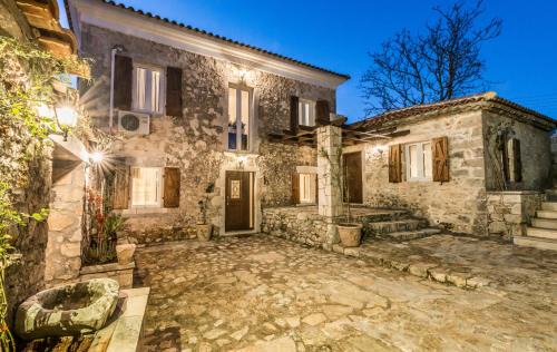 Loucha Villa | Villa Callisto- Elegant Restored Villa with Pool