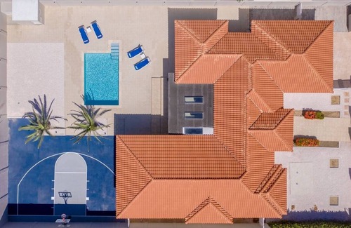 Washington House | Villa Camila | Pool & Basketball Court by Lucha