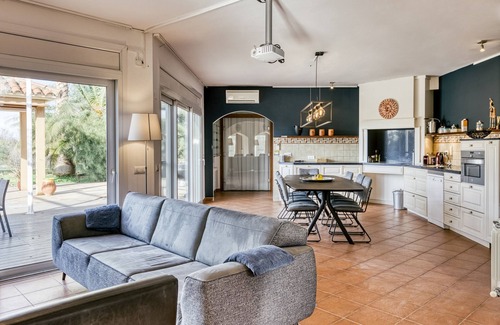 Torroella de Fluvia Villa | Villa 'Can Miquel' with Private Pool, Wi-Fi and Air Conditioning