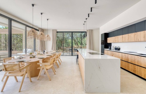 Cabrieres-d'Avignon Villa | Villa Capra Luberon: unique view, beach Pool, Villa Capra Luberon