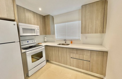 West Little Havana Cottage | Villa Capri Cozy 2 Bedroom Cottage in the heart of Miami