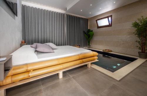 Avola Bed & Breakfast | Villa CarmIano luxury bedrooms in Avola in the province of Syracuse with spa and swimming pool and wonderful seaview