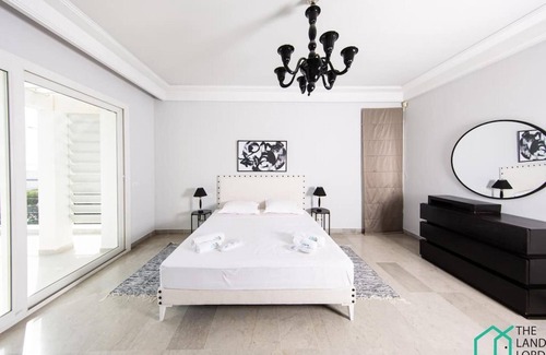 Les Berges Du Lac II Villa | Villa Cassel: Villa avec piscine et vue sur le lac